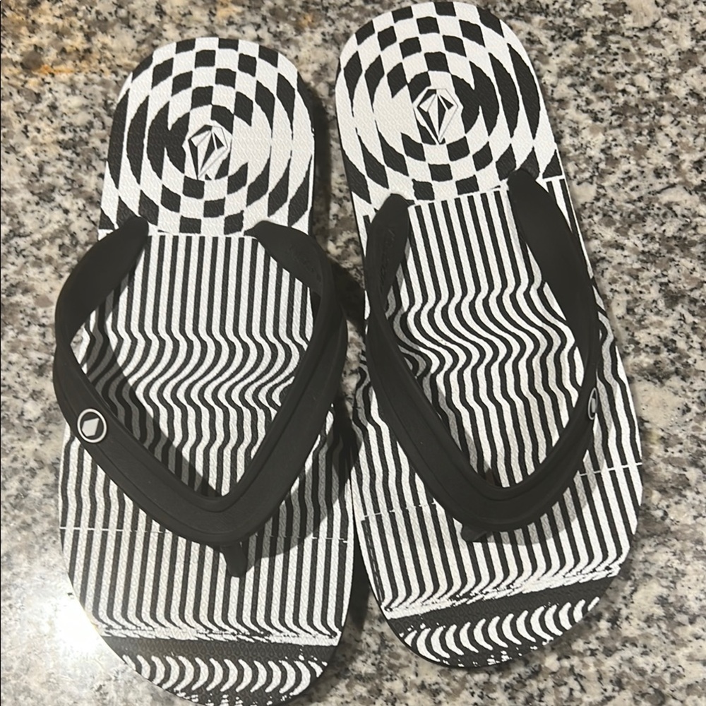 Volcom Kids Youth Black/White Thong Flip Flop Sandals Sz 4 summer beach travel